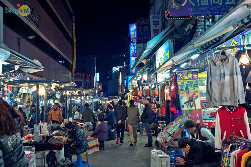 Hình ảnh khu chợ thời trang ở chợ Dongdaemun vào buổi tối