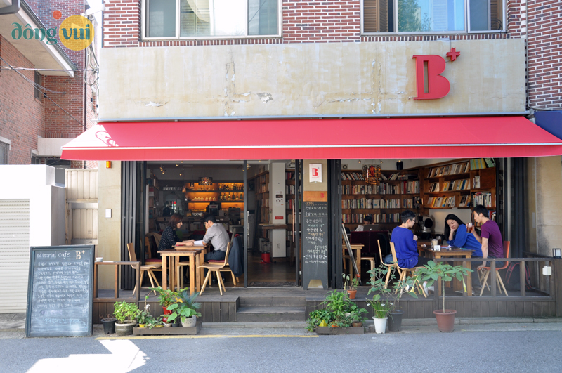 Một góc chill cực đẹp cho du khách ngay tại chợ Dongdaemun đó là khu phố cà phê Hapjeong-dong