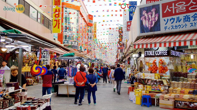 Chợ Dongdaemun lúc nào cũng đông đúc