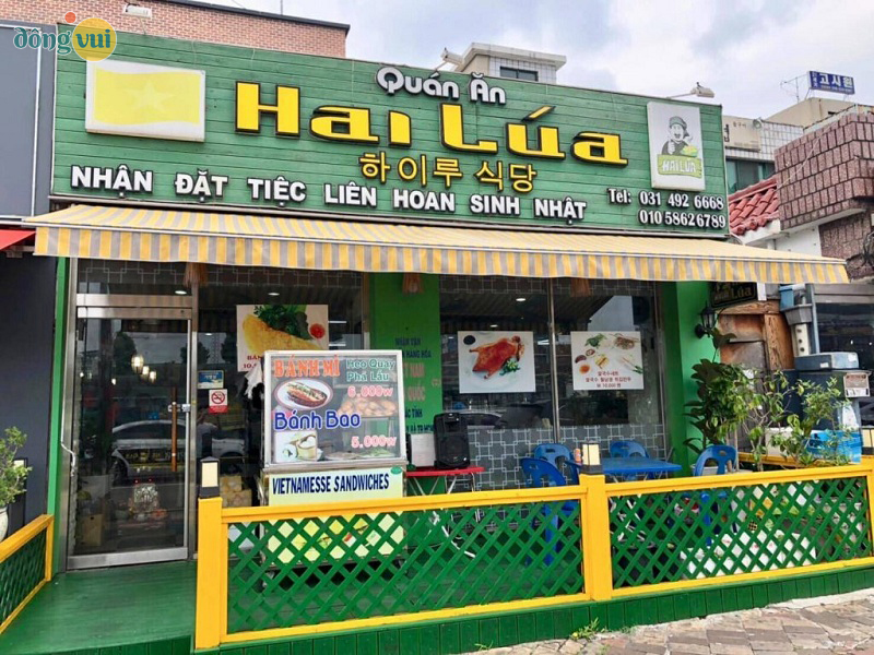 Khu phố rất dễ nhìn thấy những quán ăn của người Việt ta