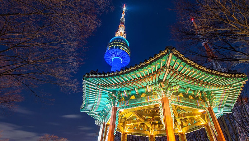 Góc nhìn từ dưới lên ngọn tháp Namsan vào đêm cực đẹp, lung linh