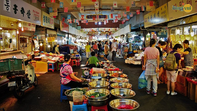 Chợ Jukdo với nhiều gian, quầy hàng đa dạng