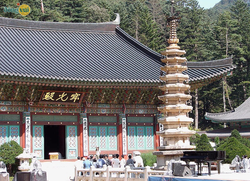 Chùa Woljeongsa nghìn năm tuổi ở Gangwon