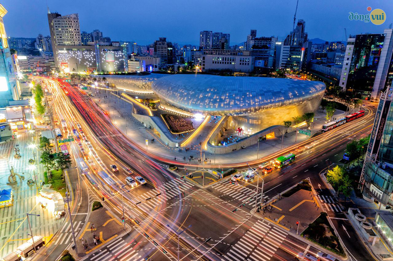 Khung cảnh Dongdaemun Design Plaza vào tối lấp lánh dưới ánh đèn