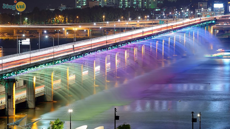Cầu Banpo lấp lánh dưới ánh đèn cùng vòi phun nước