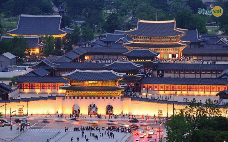 Khung cảnh cung điện Gyeongbokgung vào ban đêm