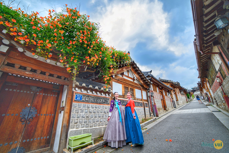 Diện trang phục truyền thống Hanbok checkin trên con đường của làng cổ Hanok là 1 lựa chọn hoàn hảo