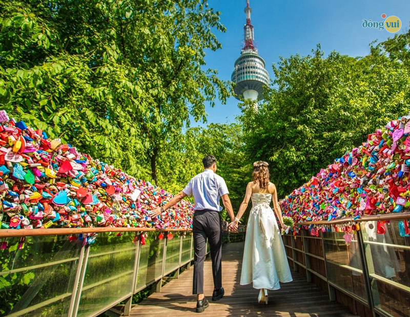 Tháp Namsan với hàng rào khóa tình yêu dành cho các cặp đôi gửi lời nhắn nhủ vào đó