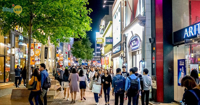 Phố Dongseong-ro tập trung nhiều thương hiệu thời trang nổi tiếng giúp bạn tha hồ khám phá