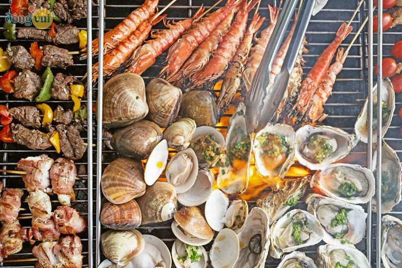 Thưởng thức hải sản nướng ngay cạnh bãi biển