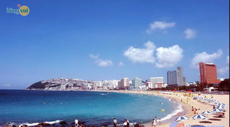 Bãi biển Gwangalli với nước trong xanh, cát trắng đẹp