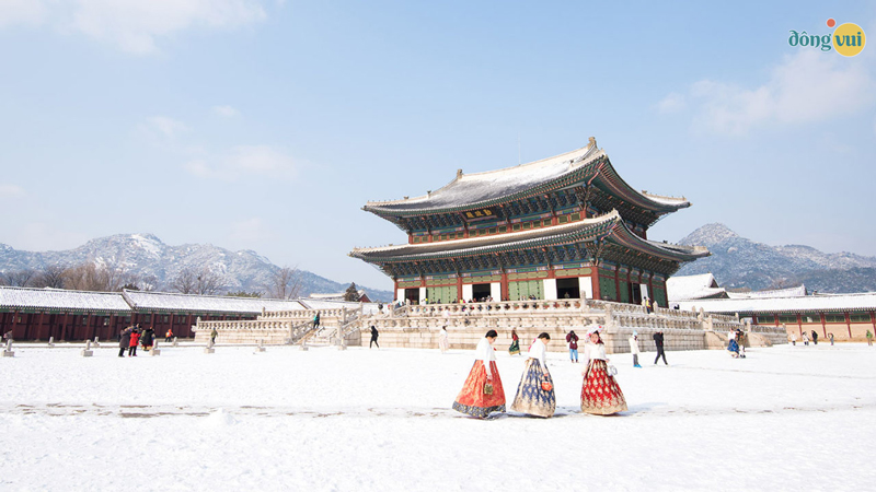 Cung điện Gyeongbokgung với tuyết rơi mùa đông
