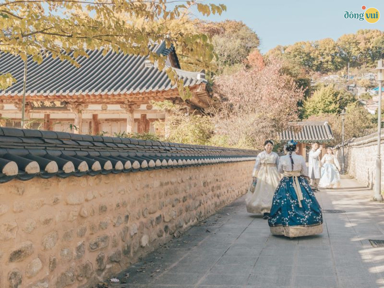 Mặc bộ Hanbok Chụp ảnh ở trong con đường làng cổ
