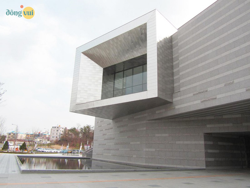 Hình ảnh bên ngoài của bảo tàng Ulsan - nơi lưu giữ các các hiện vật của quá khứ, hiện tại và tương lai của thành phố Ulsan.