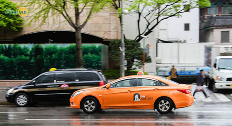 Taxi là một trong những phương tiện di chuyển nhanh nhất ở Hàn Quốc. Tuy nhiên bạn cần cân nhắc vì tiền sẽ hơi cao