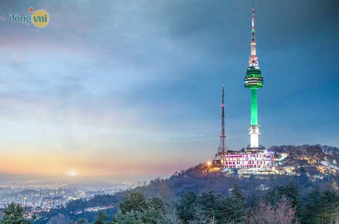 Tháp Namsan lung linh về đêm