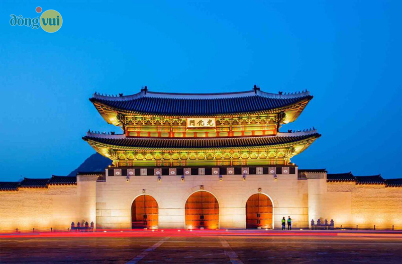 Cung điện Gyeongbokgung lấp lánh ánh đèn vào ban đêm