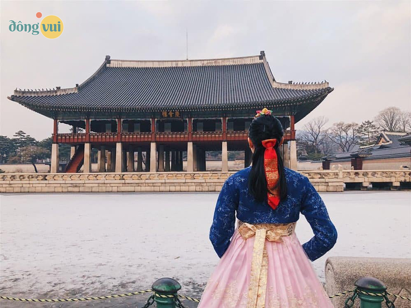 Mặc đồ truyền thống Hanbok checkin ở cung điện Gyeongbokgung là một ý tưởng tuyệt vời