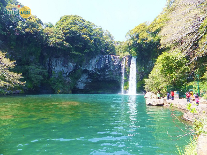 Thác nước tuyệt đẹp ở đảo Jeju