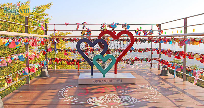 Namsan còn được biết đến với tên gọi khác là tháp tình yêu - nơi các cặp đôi sẽ gửi những lời nhắn cùng khóa chứng minh cho tình yêu họ