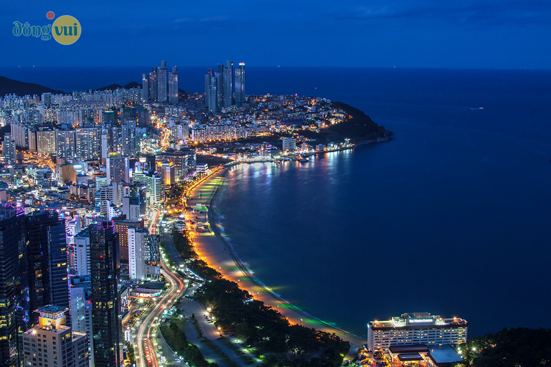 Bãi biển Haeundae ở Busan rất yên bình vào đêm