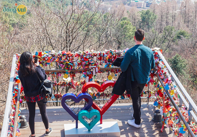 Tháp Namsan thu hút rất nhiều đôi bạn trẻ