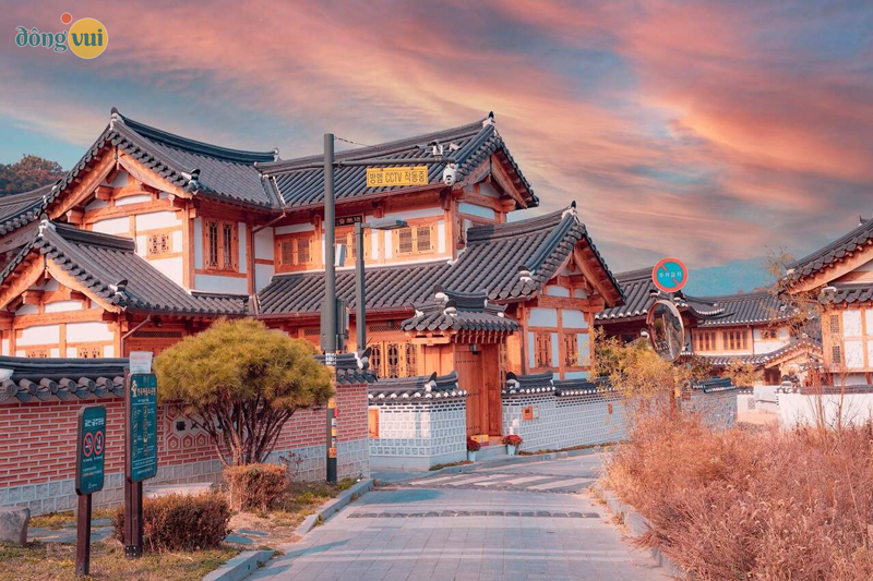 Đường làng cổ Bukcheon khi thu sang