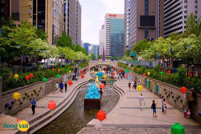 Suối Cheonggye mềm mại như dải lụa yên bình giữa lòng thủ đô ồn ào