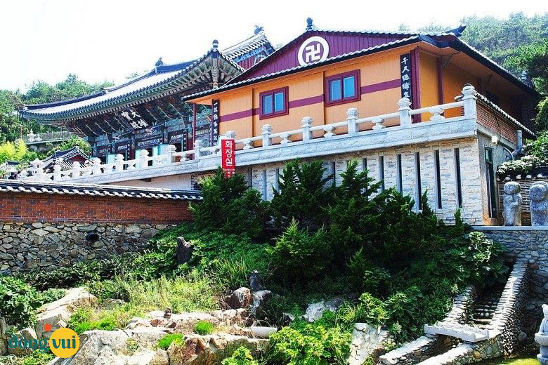 Khung cảnh đền Beomeosa cổ kính và trang nghiêm