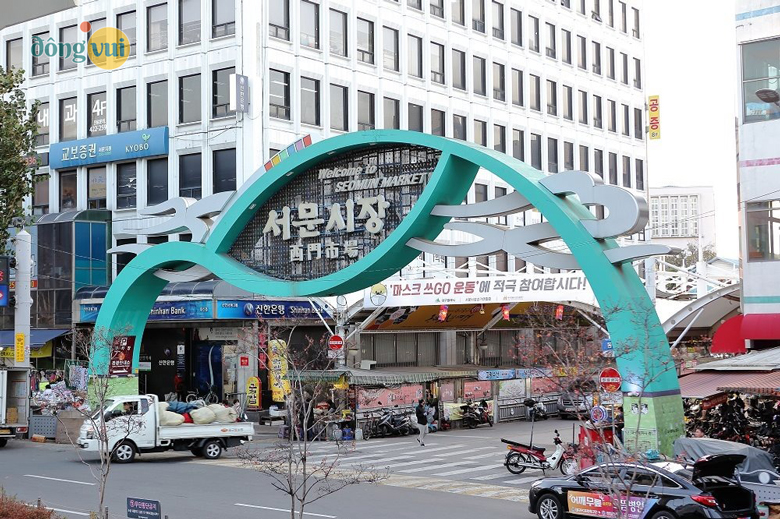 Hình ảnh chụp từ bên ngoài của khu chợ Seomun - chợ truyền thống náo nhiệt nhất Daegu