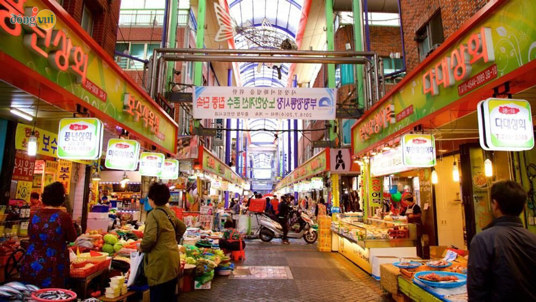 Bên trong của khu chợ Gukje