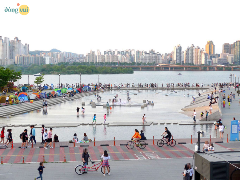 Quảng trường nước ở công viên vào những ngày hè đông đúc người