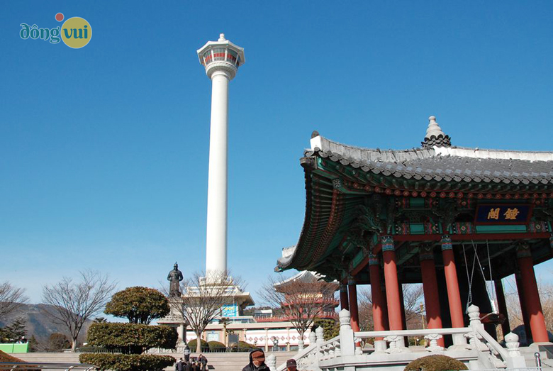 Tòa tháp Busan chọc trời cao 185m ở công viên Yongdusan