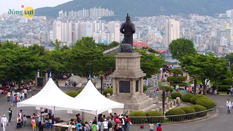 Hình ảnh bức tượng đá của vị tướng Yi Sun-sin ở chính giữa khuôn viên công viên Yongdusan
