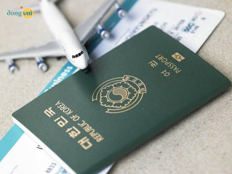 Hộ chiếu là một trong những giấy tờ cần thiết đối với người đi du lịch Hàn 