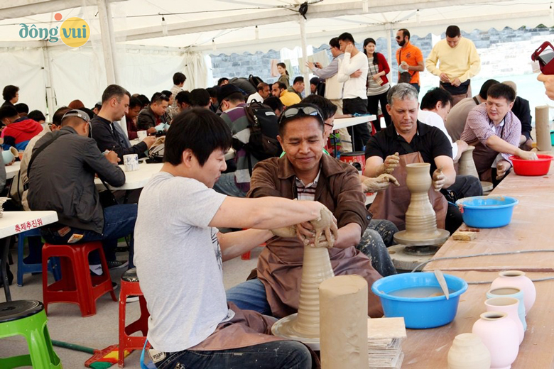 Trải nghiệm tự tay làm gốm sứ ở lễ hội truyền thống Mungyeong Chasabal