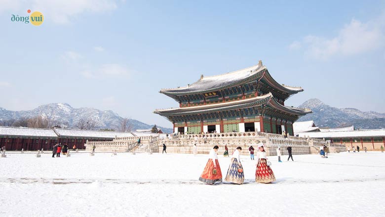 Trải nghiệm mặc bộ Hanbok sắc màu chụp ảnh trên nền trắng xóa của tuyết ở cung điện Gyeongbokgung