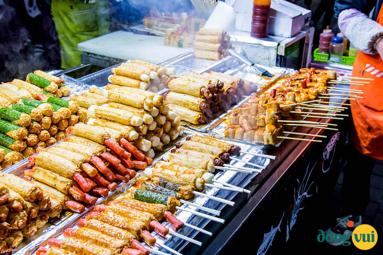 Myeongdong thu hút rất nhiều người tìm đến mỗi ngày, kể cả những ngôi sao giải trí cũng hay ghé tới đây
