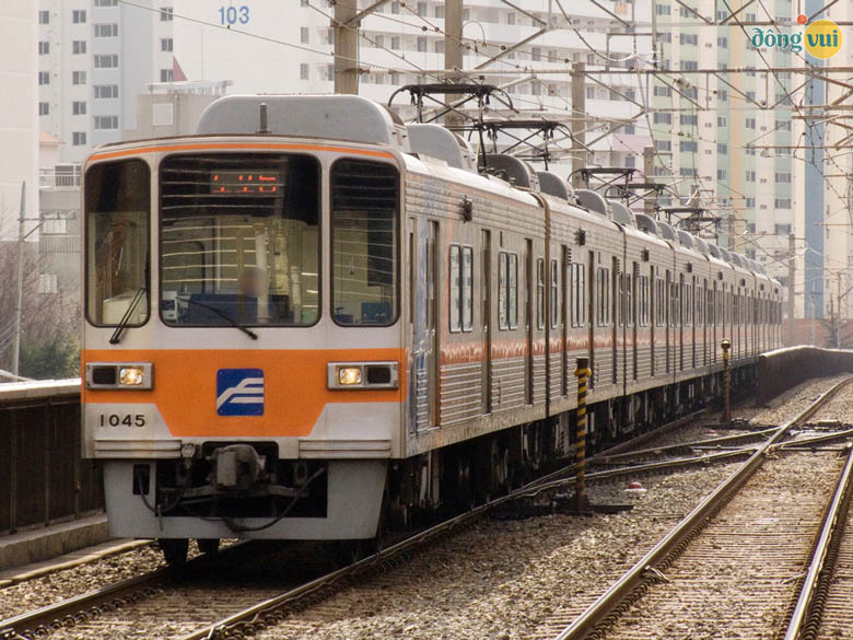 Tàu điện ngầm - phương tiện phổ biến nhất để đến ngôi làng nghệ thuật ở Busan