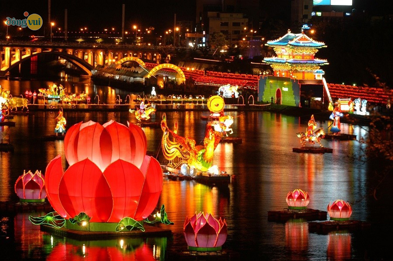 Hoạt động thả đèn lồng trên sông Namgang