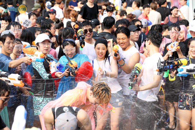 Lễ hội súng nước Sinchon - trò chơi giải nhiệt ngày hè nóng oi bức của Hàn Quốc
