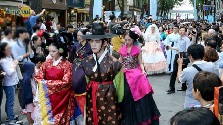Hình ảnh người dân Hàn mặc trang phục truyền thống Hanbok đi diễu hành trong lễ hội văn hóa Go, Go Jongno