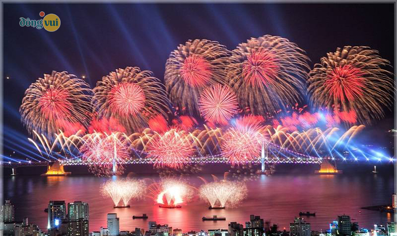 Màn pháo hoa rực rỡ đẹp sáng cả 1 vùng không gian của thủ đô Seoul