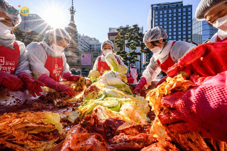 Mọi người đang cùng nhau làm món kim chi truyền thống của xứ Hàn trong lễ hội làm kim chi ở Seoul vào tháng 11