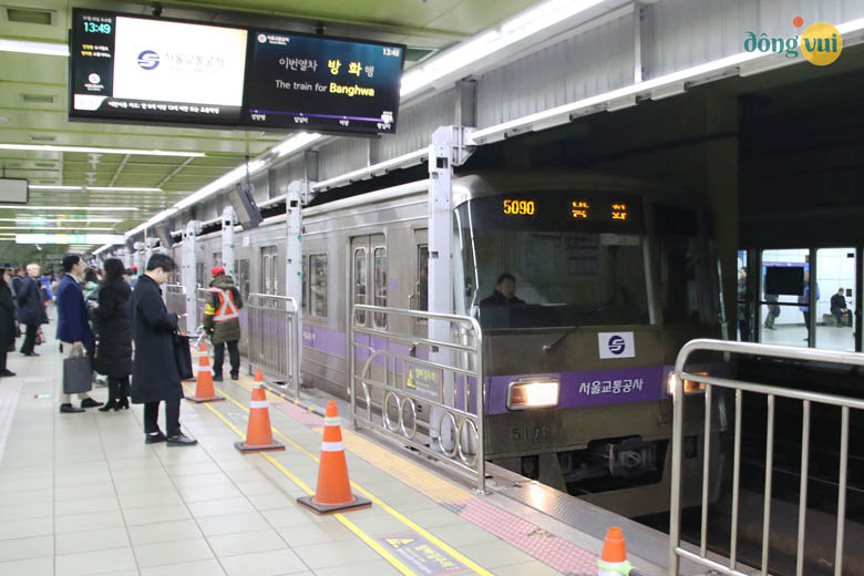 Tàu điện - phương tiện phổ biến nhất để di chuyển đến công viên Yeouido Hangang tham gia lễ hội pháo hoa quốc tế Seoul