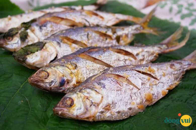 Cá mòi chấm nướng với muối thơm ngon, bổ dưỡng