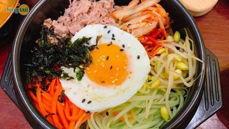 Cơm trộn Bibimbap với nhiều nguyên liệu kết hợp