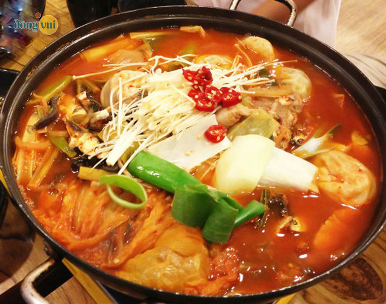Canh đậu hũ và kim chi với hương vị ngọt ngọt, chua chua rất quyến rũ
