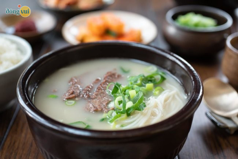 Canh xương bò với nước dùng màu trắng sữa đặc trưng