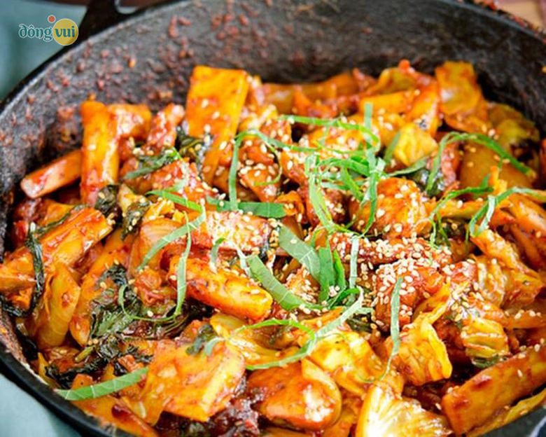 Dak galbi với màu sắc bắt mắt, hương vị đậm đà khó quên